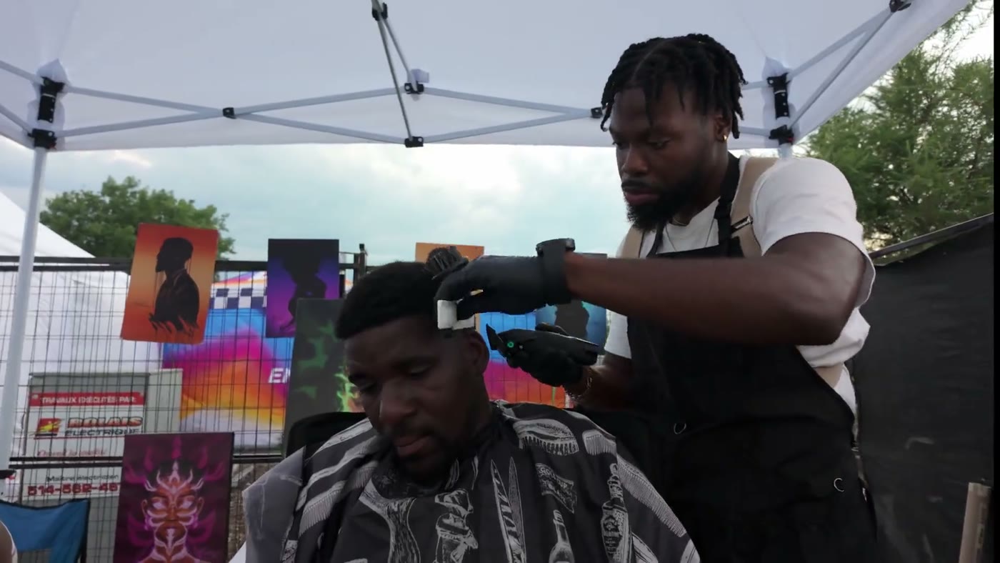 Coiffeur au travail lors d'un événement